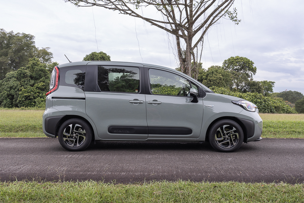 Toyota Sienta exterior - Side Profile