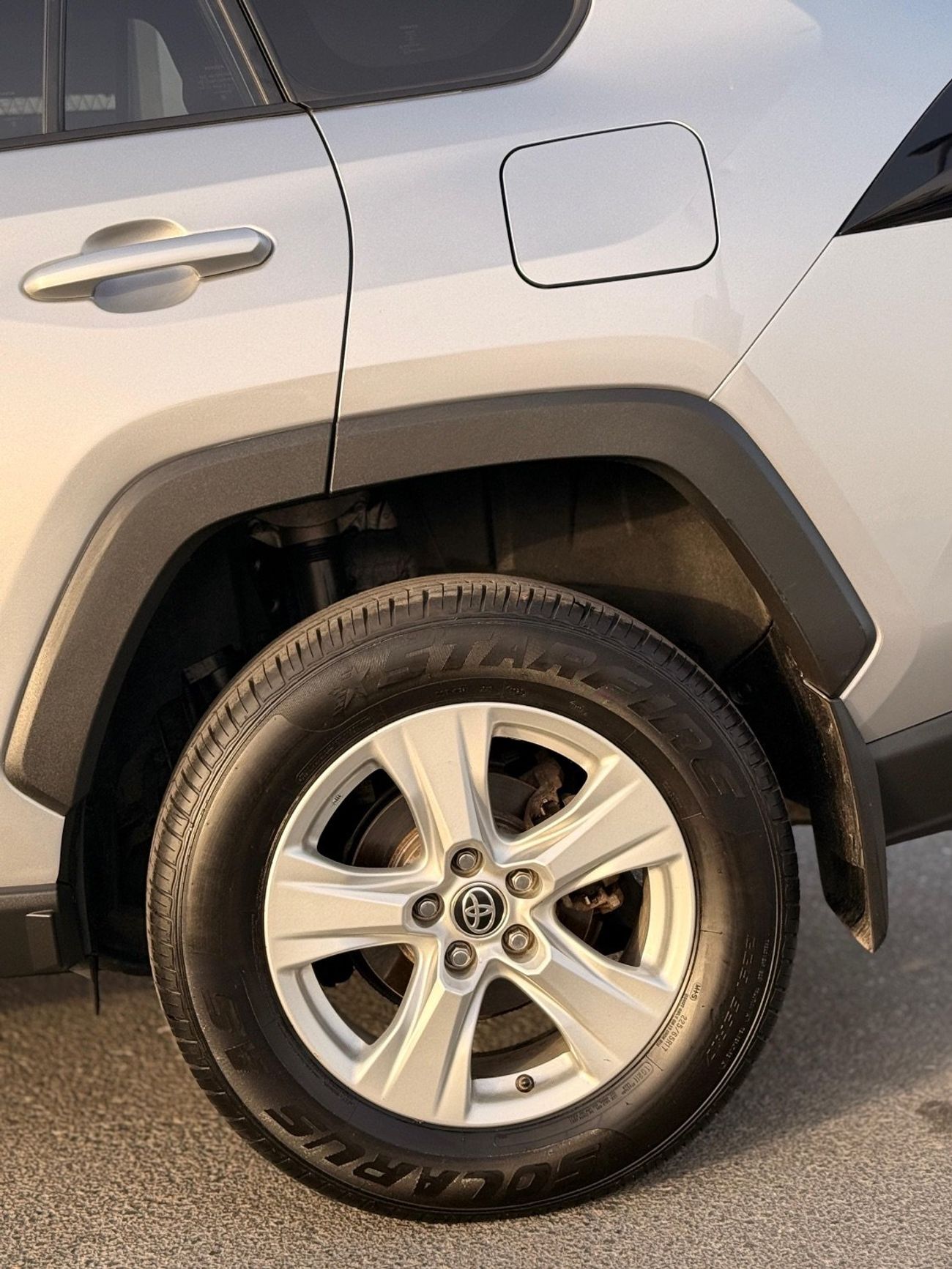 Toyota RAV4 XLE 2.5 L Sunroof, push start Full option