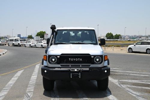 Toyota Land Cruiser Pick Up 79 Double Cab Pickup V8 4.5L Turbo Diesel 4WD MT