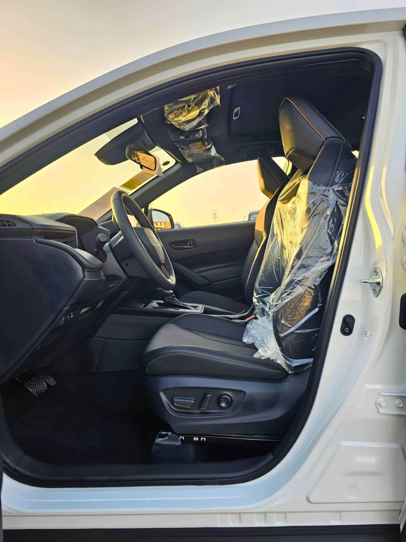 تويوتا كورولا كروس ELITE NEW SHAPE || 2.0L HYBRID V4 | RADAR | LEATHER WITH DRIVER PWR SEAT | SUNROOF (CODE # CRCHCN)