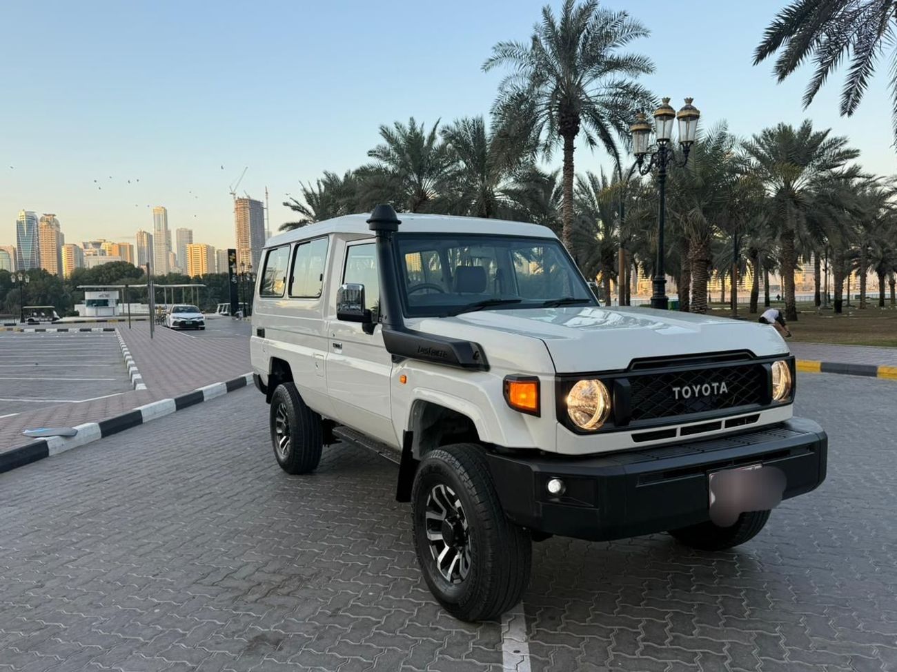 تويوتا لاند كروزر 70 Toyota landcruise Hard Top 2022MODEL Engine 4.5 Diesel v8 colour white Transmission Manual Interior 