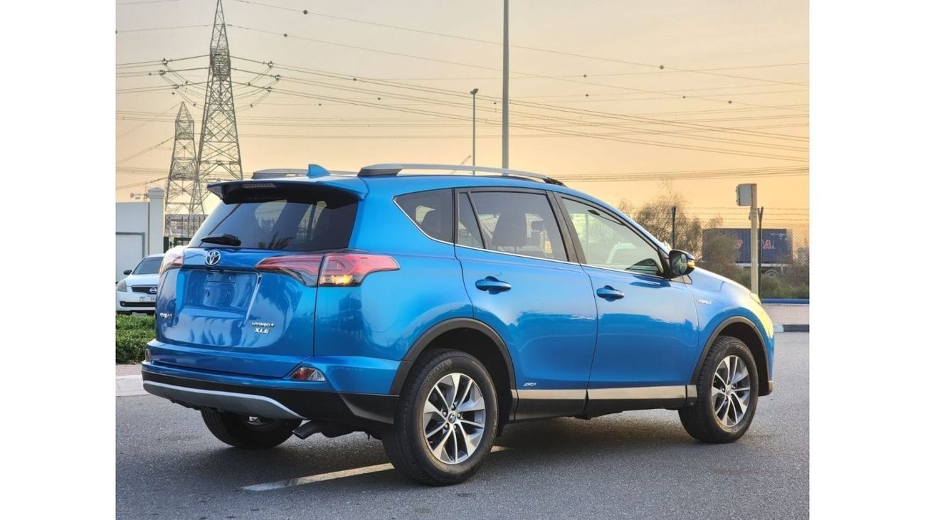 Used Toyota RAV4 RAV4 XLE HYBRID 2017 for sale in Dubai - 705808