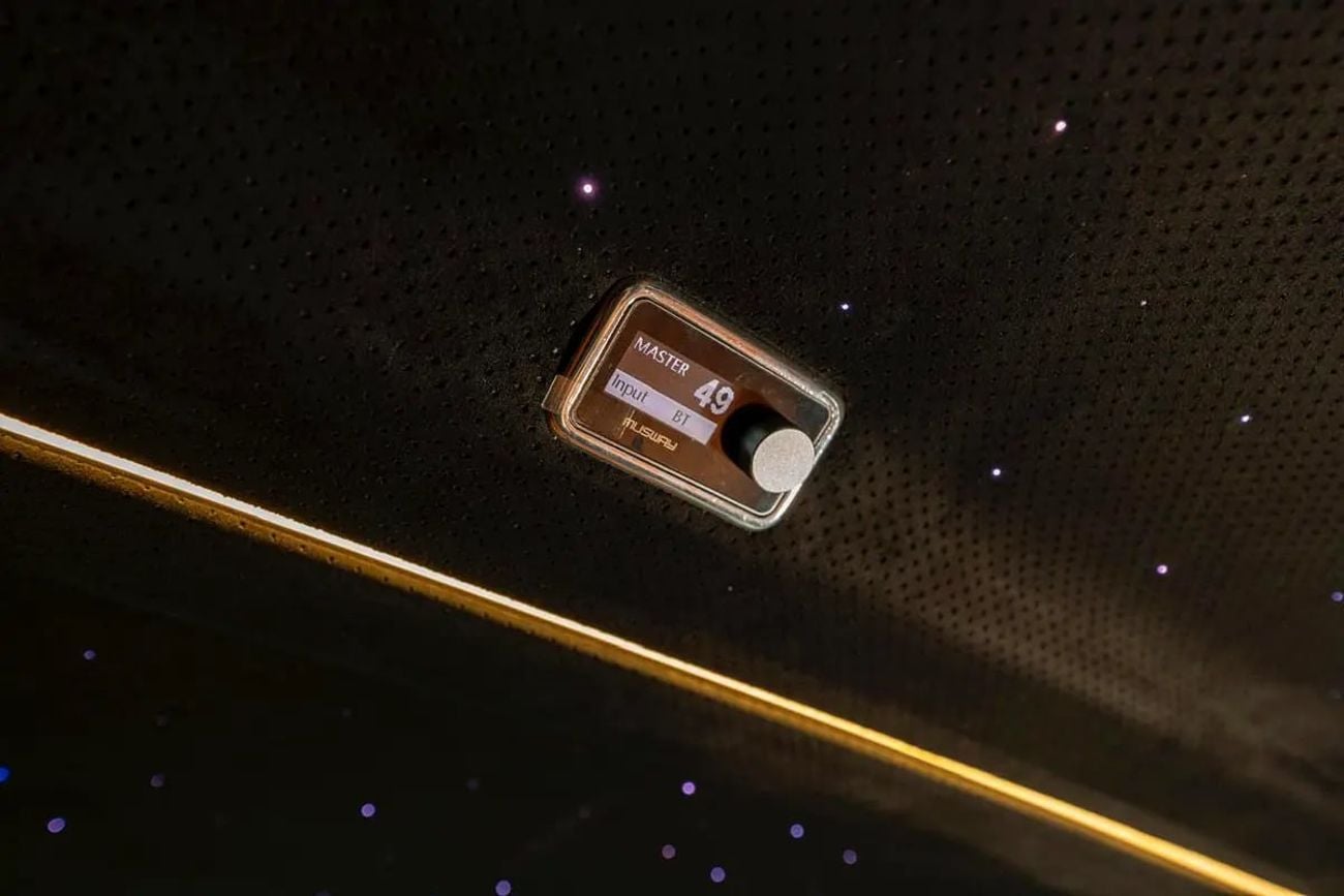 مرسيدس بنز V 300 NEW ARRIVAL MODEL LUXURY MERCEDES GCC V300 with ADDITIONAL REAR AC-2 YEARS WARRANTY BY VLINE