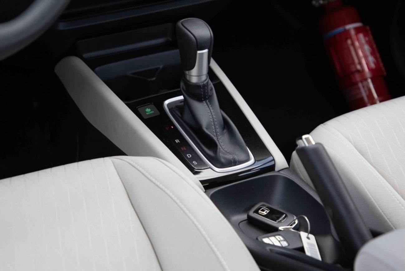 هوندا سيتي هوندا سيتي 1.5 LXS 2024 - رمادي ميتيورويد من الداخل عاجي