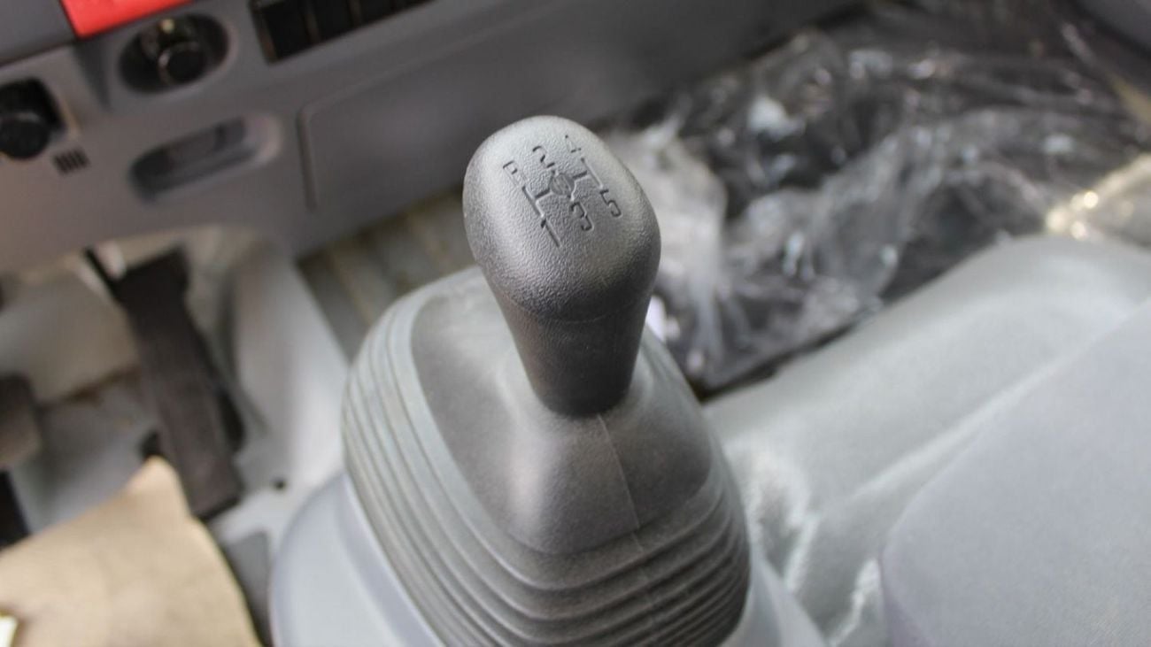 Isuzu NPR ISUZU NPR 4570 CC (4.6L) 71 INSULATED BOX VAN MT