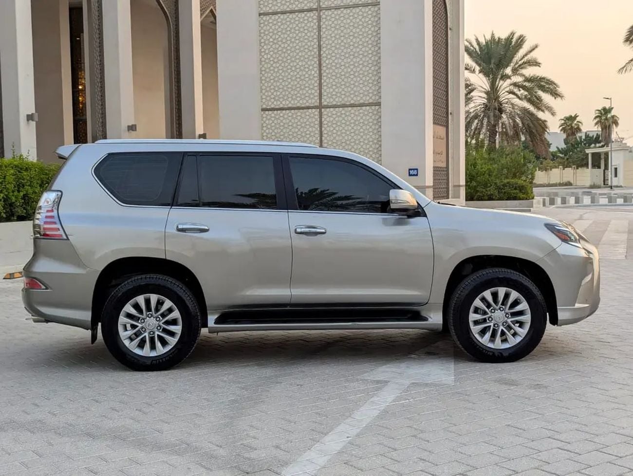 لكزس GX 460 PLATINUM Full Option GCC specs Excellent Condition