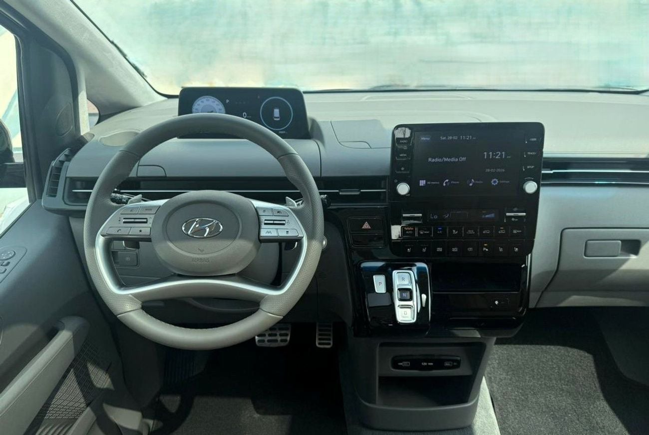 Hyundai Staria Luxury 3.5L HYUNDAI STARIA LUXURY | GCC SPECS | YEAR: 2024 | KMS: 35,800 | 5-YEARS WARRANTY | 5-YEAR