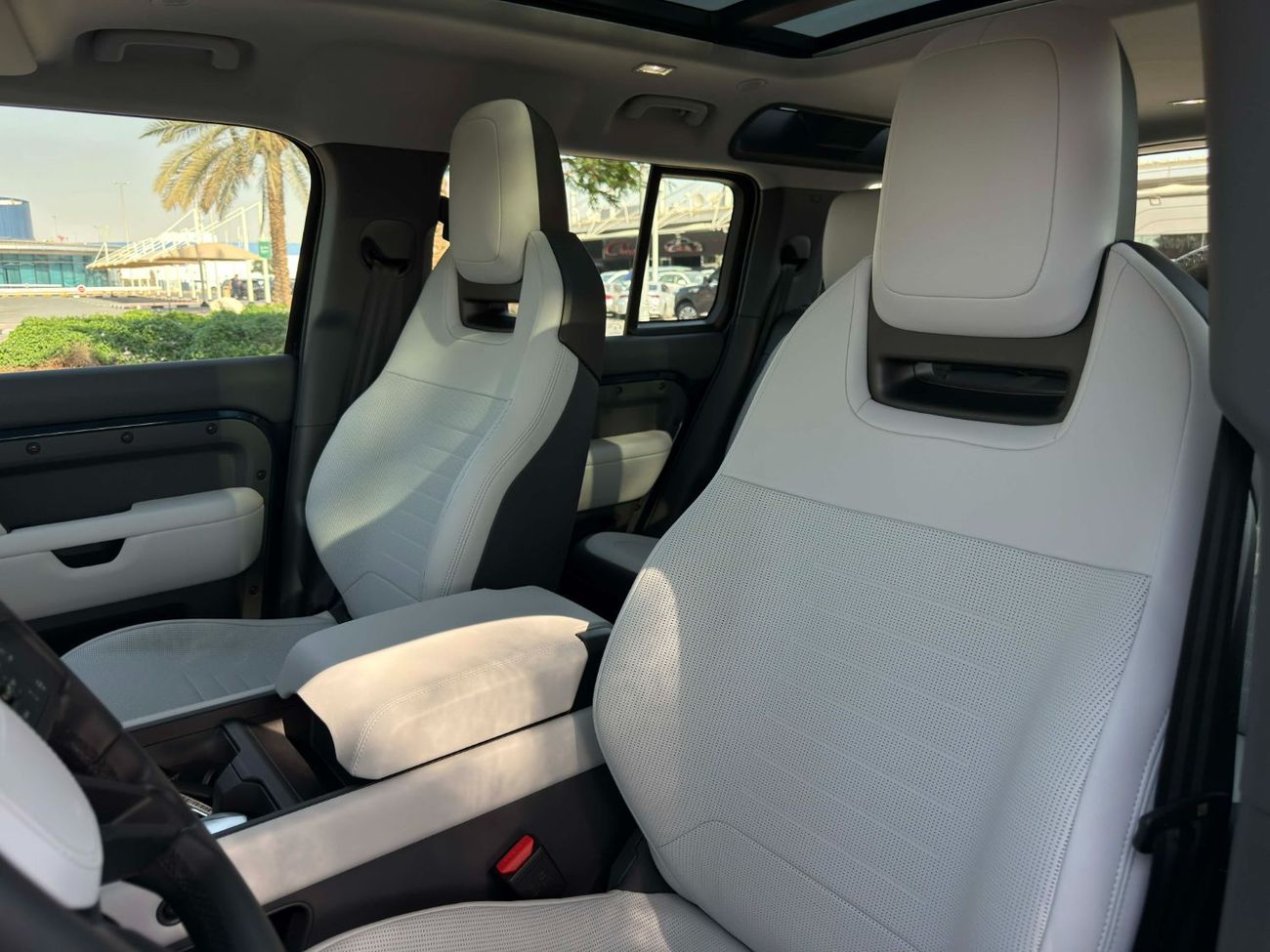 Land Rover Defender GCC SPEC BRAND NEW UNDER WARRANTY AND SERVICE