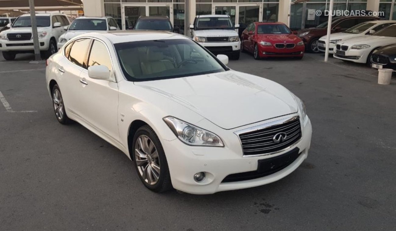 Infiniti Q70 Infinity Q70 model 2014 GCC car prefect condition full option sun roof leather seats navigation sen