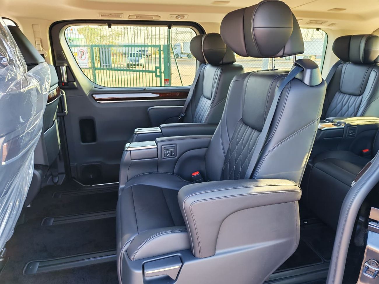 تويوتا جرافينا 2026 Toyota Granvia Premium (Full-Option with Radar) 6-Seater 3.5L V6 Petrol A/T RWD Export Only