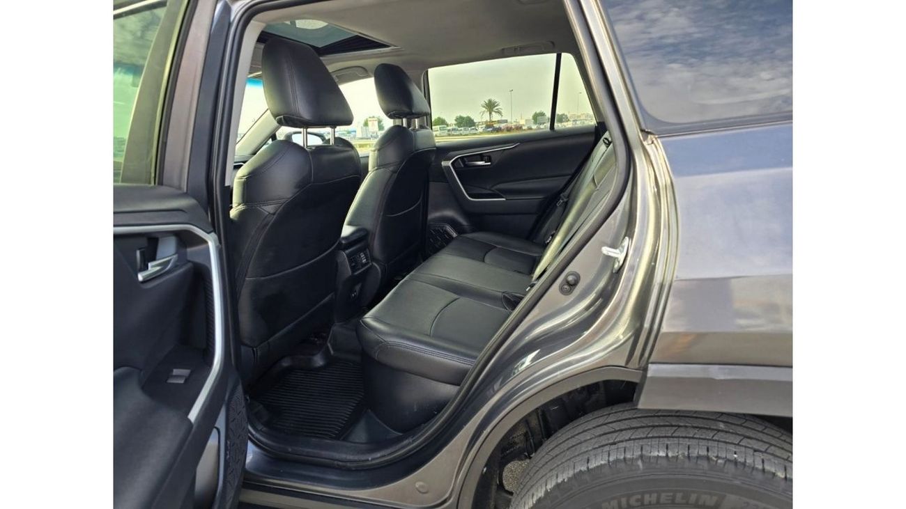 Toyota RAV4 *Offer* 2020 Toyota RAV4 XLE 4x4 AWD Hybrid Full option - UAE PASS 5% VAT Applicable for UAE Registr