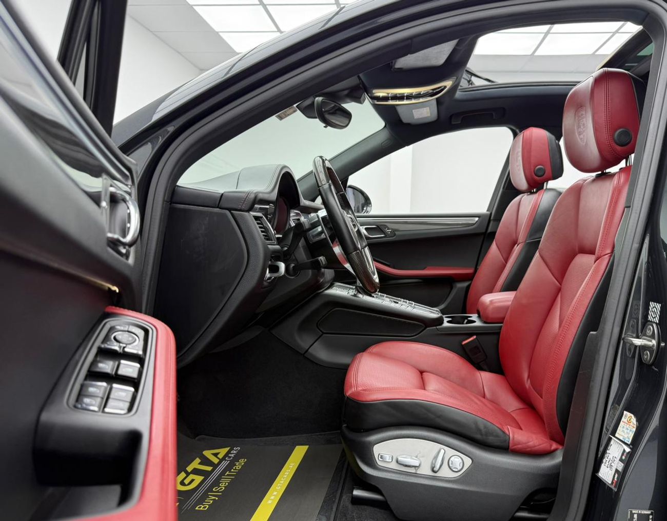 Porsche Macan Std 2.0L (252 HP) 2018 Porsche Macan, Warranty, Full Service History, Excellent Condition, GCC