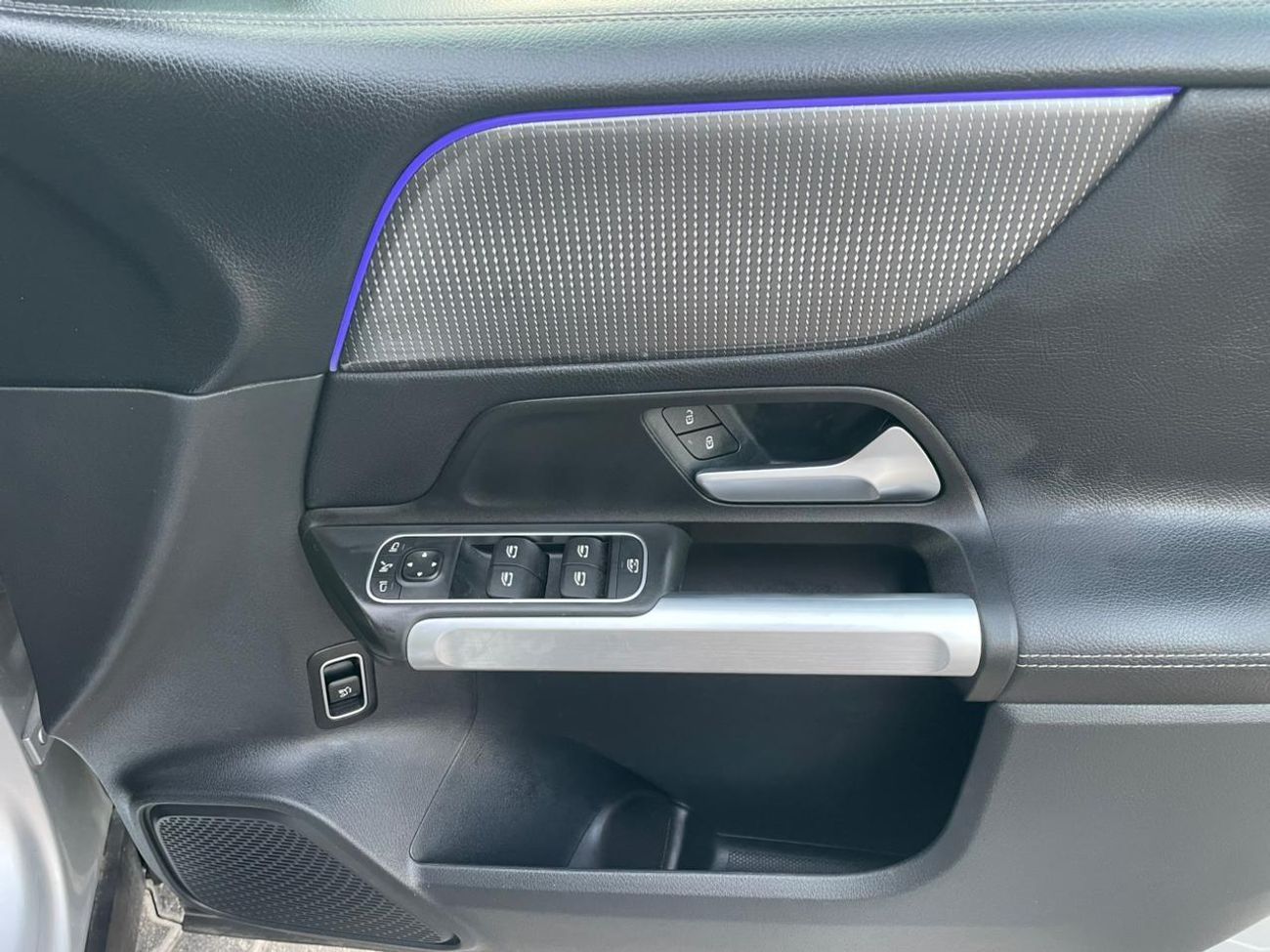 مرسيدس بنز GLB 200 GLB 200 ,PETROL 1.3L ,RIGHT HAND DRIVE ,ONLY FOR EXPORT AVAILABLE