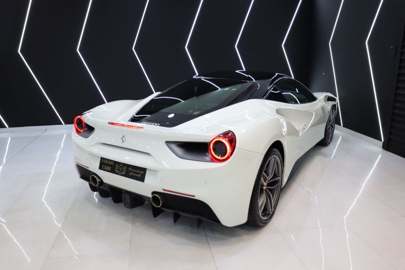 فيراري 488 Std 3.9L GTB, Bianco Avus Exterior, Passenger Display, Very Low KM, GCC Spec!!