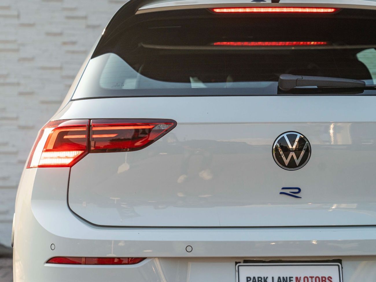 فولكس واجن جولف ار AED 2,595 PM • GOLF R • ONLY 17,000 KM • OFFICIAL VOLKSWAGEN WARRANTY UNTIL 07/2025 • CLEAN TITLE