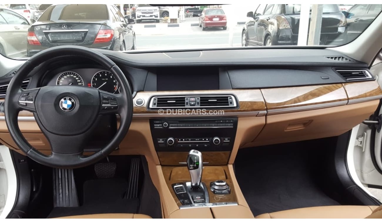 بي أم دبليو 740Li بي ام دبليو 740 موديل 2010 خليجي السياره حاله ممتازه من الداخل والخارج فل اوبشن شفط بصمه فتحه وجلد ك