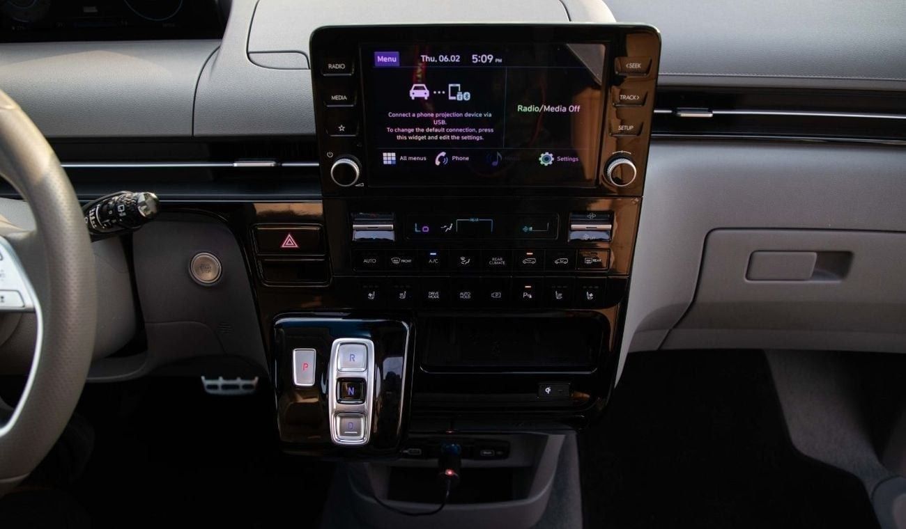 Hyundai Staria VIP 4-seater/GCC/2 Years Warranty/2022