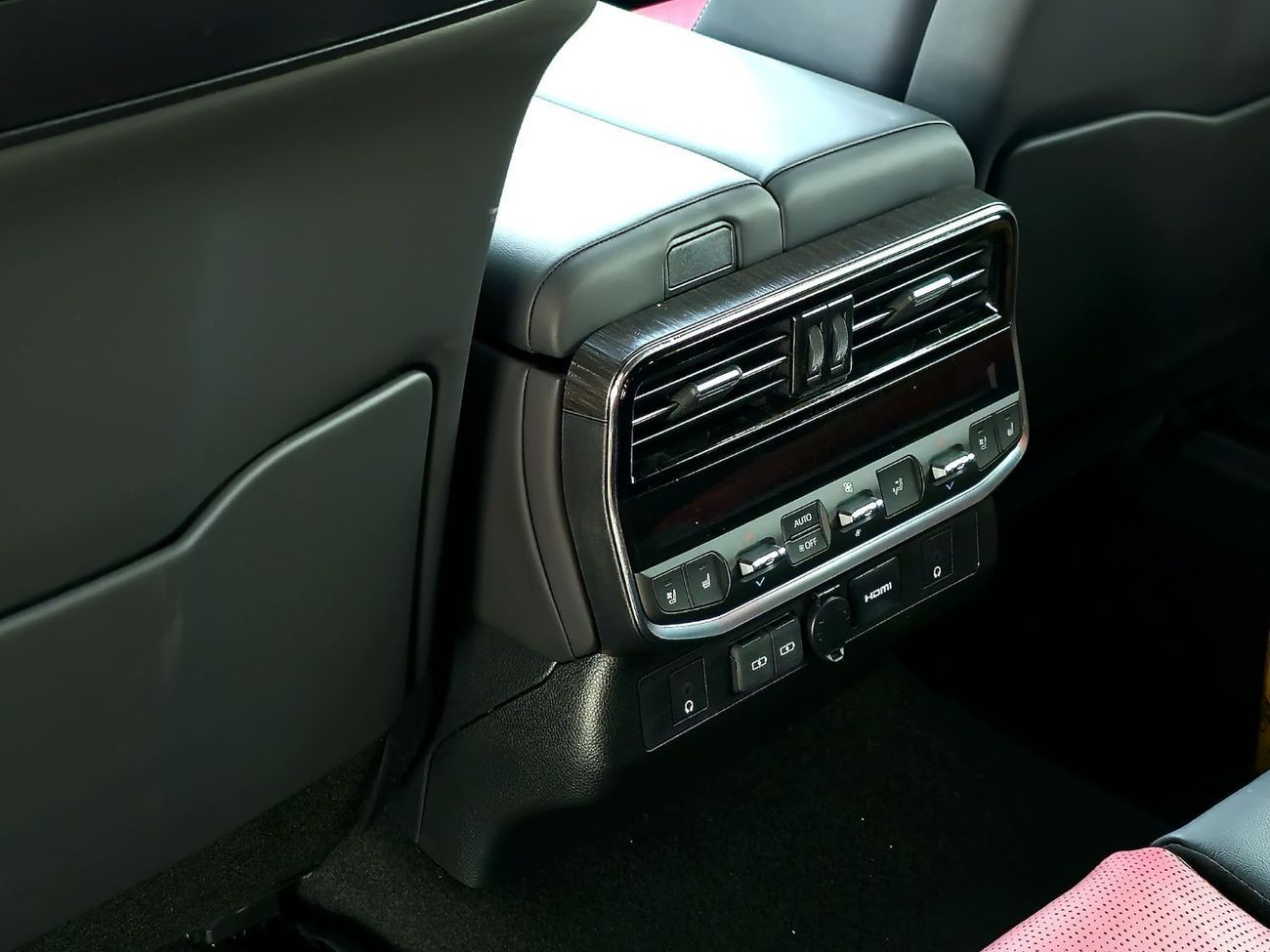 تويوتا لاند كروزر TOYOTA LC300 DIESEL 3.3L VXR - RADAR - FULLY LOADED - 2025 MODEL - BLACK INSIDE BLACKRED - BAHRAIN S