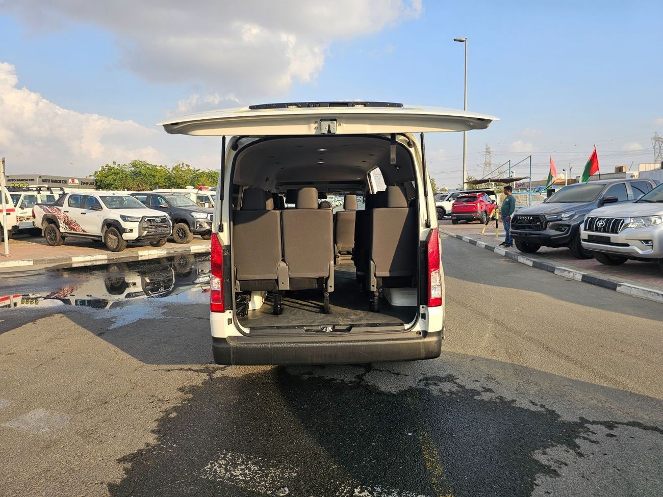 Toyota Hiace Commuter Highroof-3.5L-LHD-2WD-Side Glass-13 Seats- 4 Doors-Petrol-Automatic