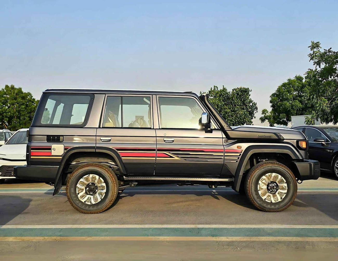 Toyota Land Cruiser 70 LC76 | A/T | 2.8L V4 DIESEL | WINCH SNORKEL | DVD CAMERA | HIGH OPTION | CODE # LX-Z