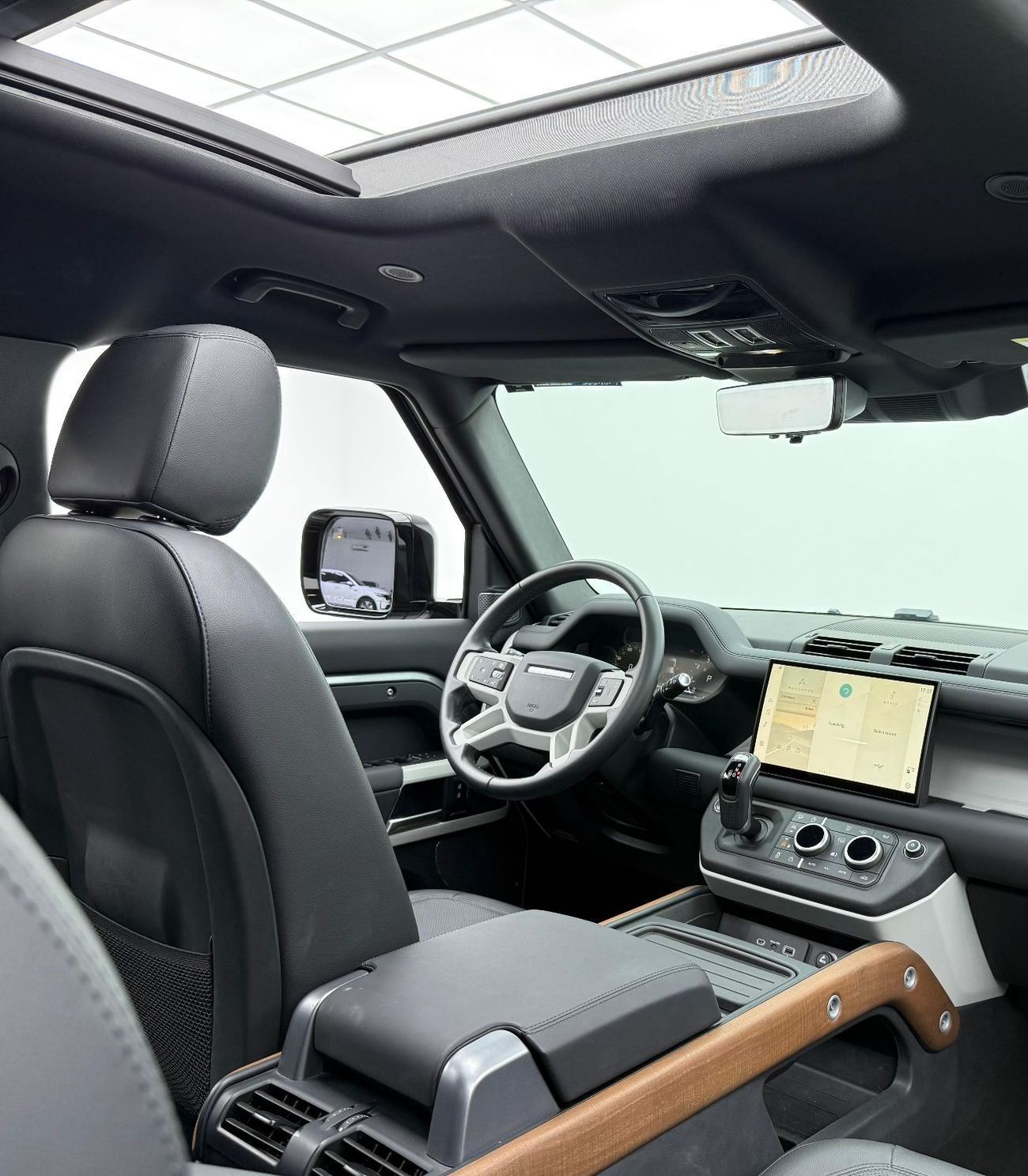 Land Rover Defender 2024 Land Rover Defender 110 SE P300, 2028 LR Warranty + Service Pack, Low Km, GCC