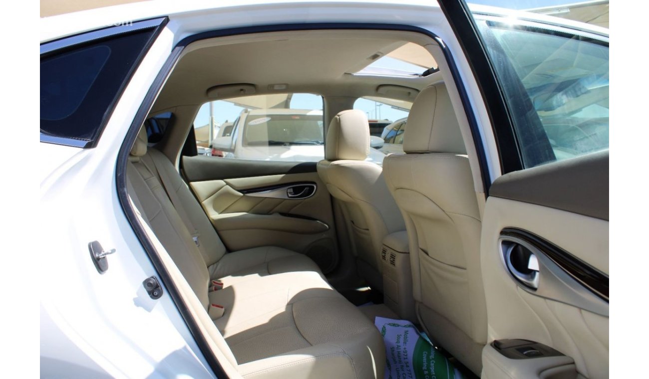 Infiniti QX70 Luxe Sensory ACCIDENTS FREE - ORIGINAL PAINT - GCC - FULL OPTION - PERFECT CONDITION INSIDE OUT