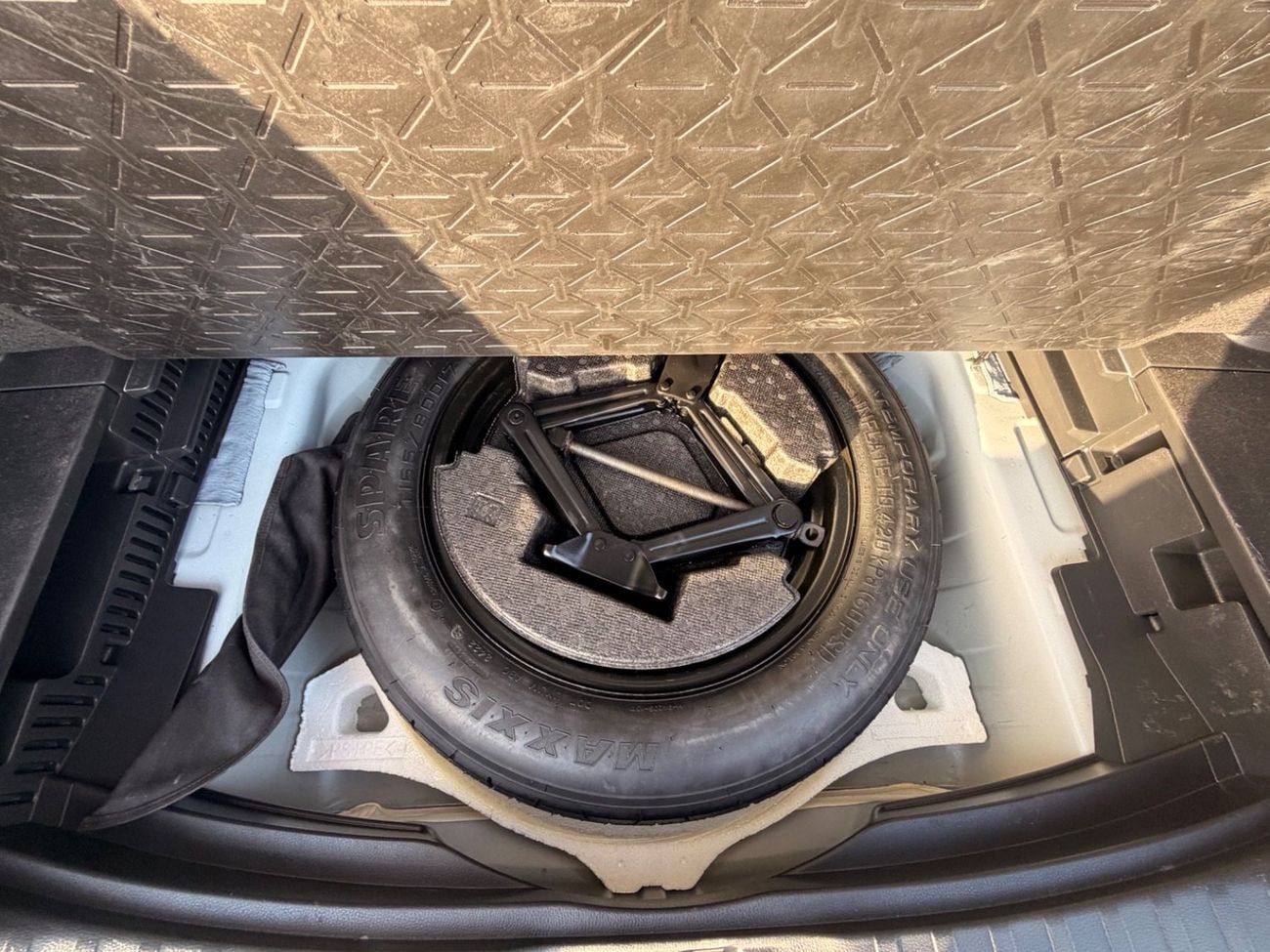 تويوتا راف ٤ XLE 2.5L / sunroof, leather seats/ full option 2023