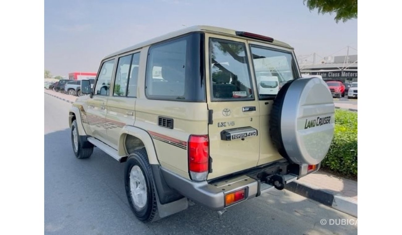 Toyota Land Cruiser Hard Top Toyota Hard Top 76 series 4.0L V6 full option manual transmission (winch + Difflock + Alloy wheels)