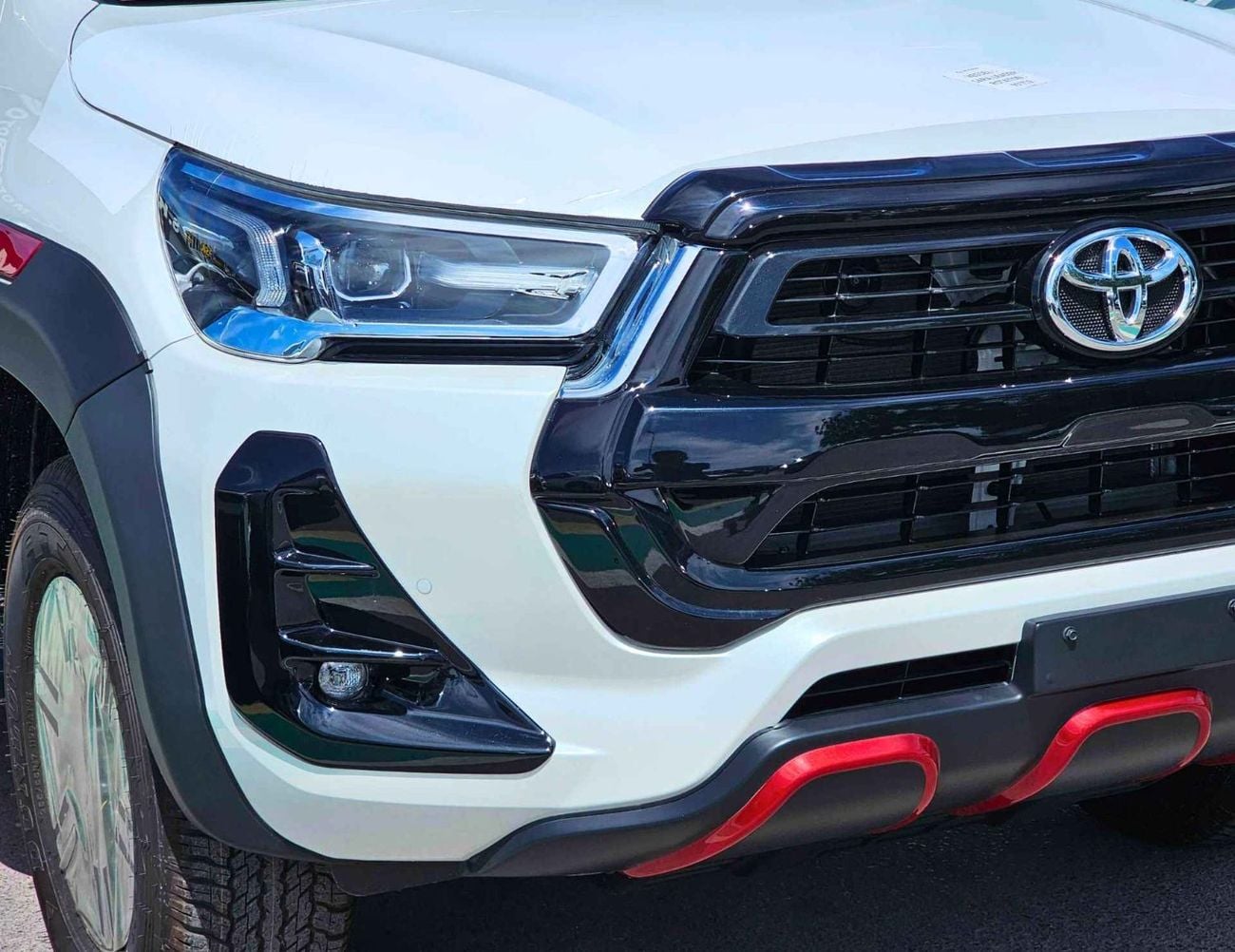 تويوتا هيلوكس SR5 TRD || WOOD INTERIOR W VISOR | 4.0L PETROL V6 4WD | BLIND SPOT | DIFFLOCK | DVD+CAMERA | READY S