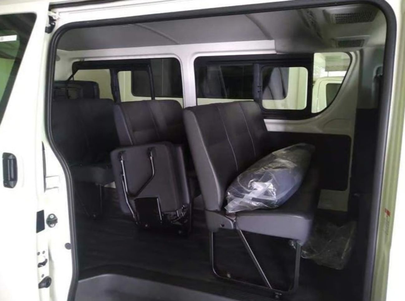 Toyota Hiace Toyota Hiace 2.8 L Diesel STD Roof ( Black Bumper)