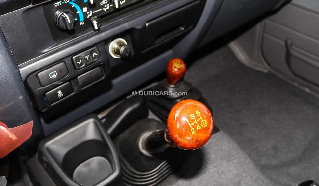 Toyota Land Cruiser 70 LX V8