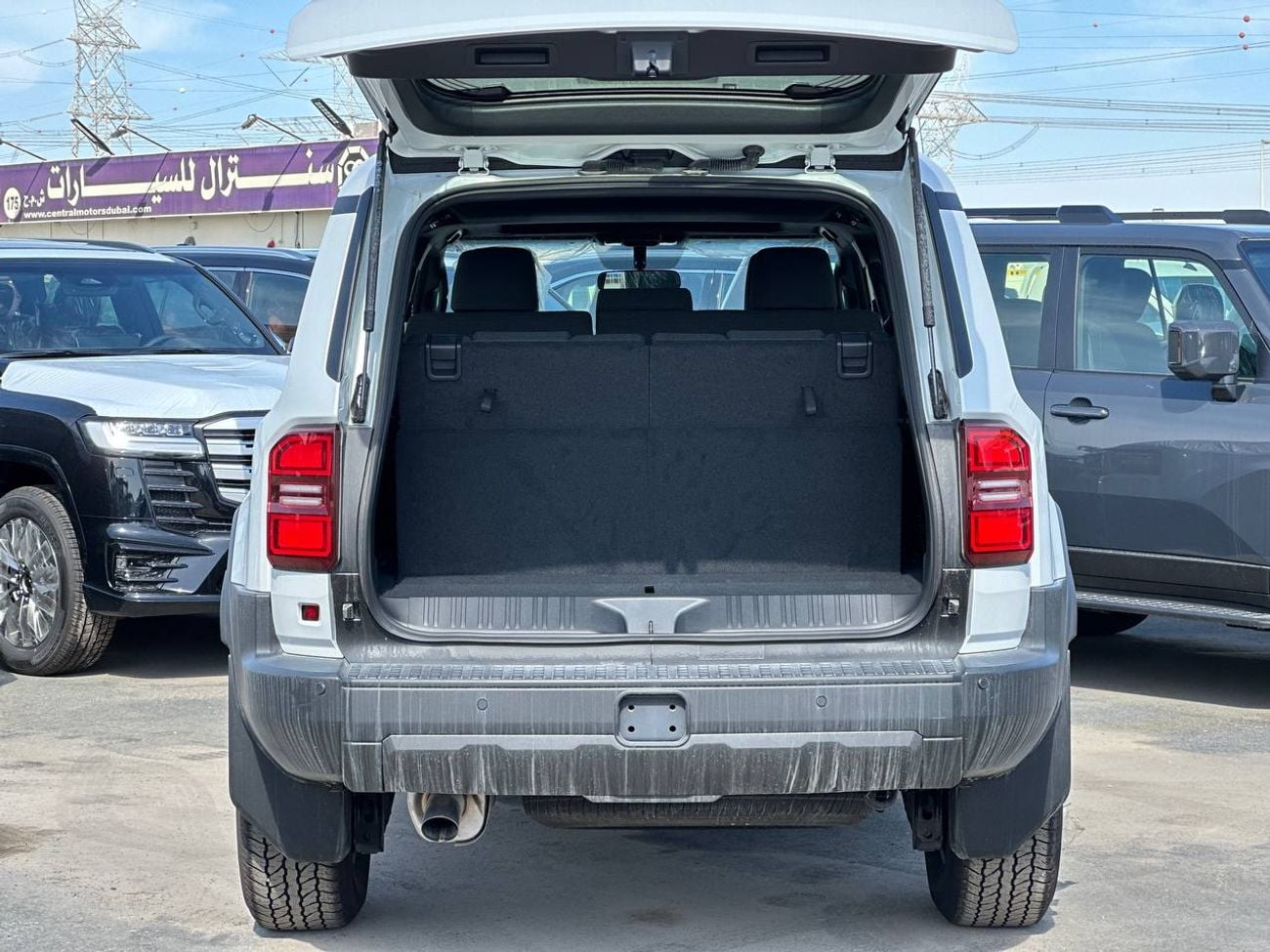 تويوتا برادو 2.8 لتر تيربو ديزل أوتوماتيك // 2026 // خيار ALR مع ثلاجة، فتحة سقف، مشغل DVD وكاميرا خلفية // عرض خ