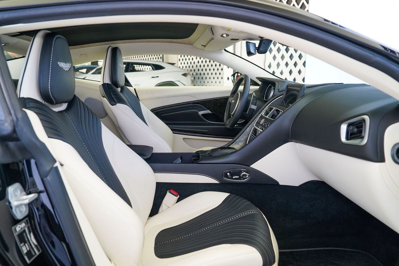 أستون مارتن DB11 Std 4.0L