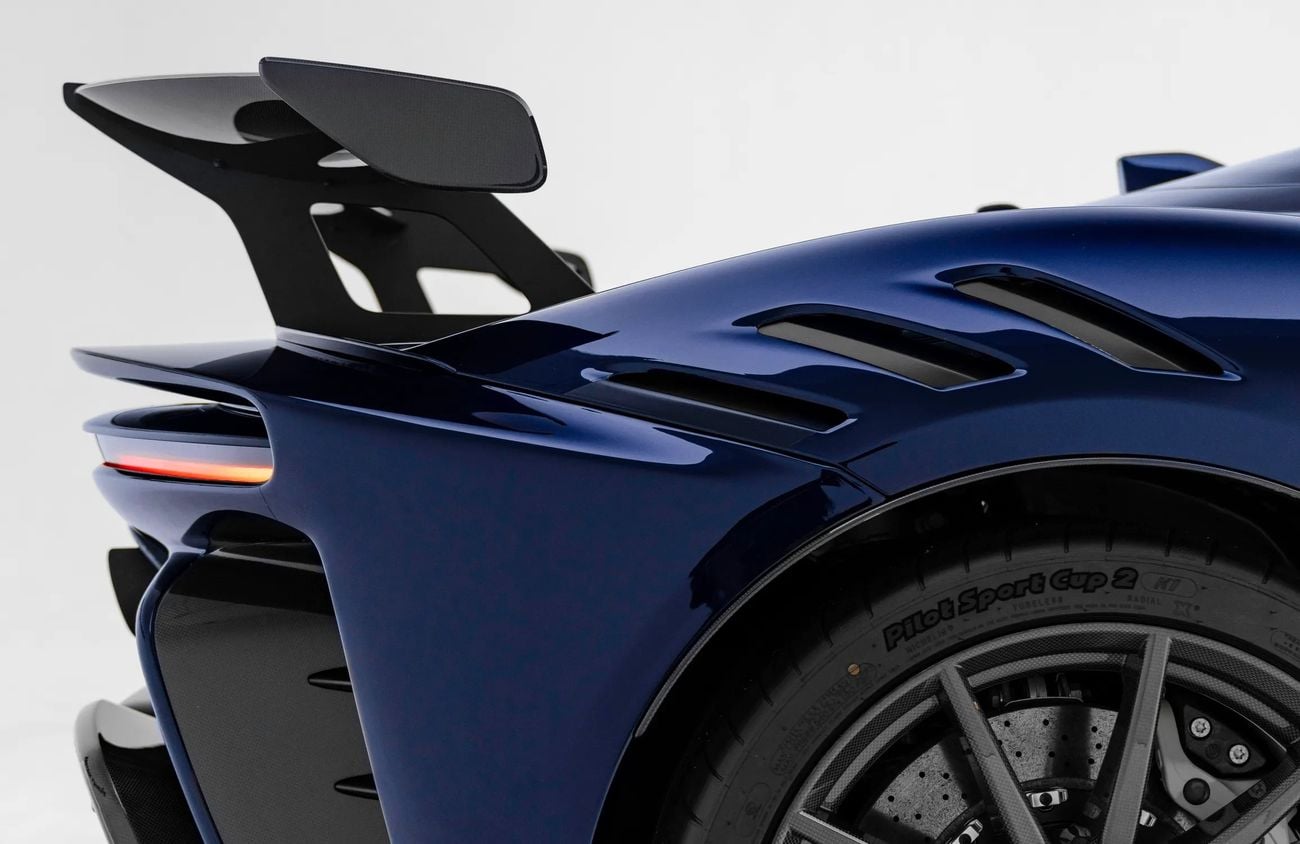 فيراري SF90 سبيدر 4.0L Twin-Turbocharged V8 + 3 Electric Motors