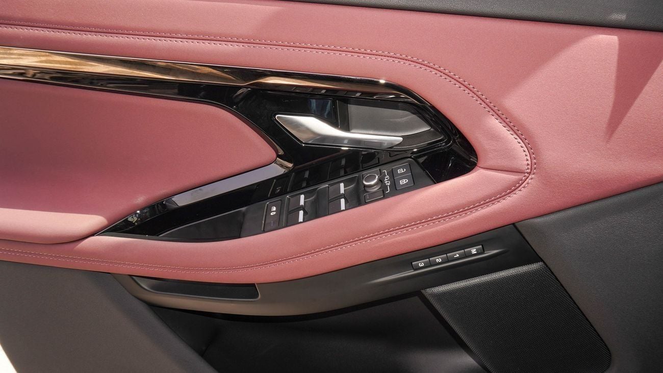 لاند روفر رانج روفر إيفوك SE P250 DYNAMIC 2025!! FIVE YEARS WARRANTY!! THREE YEARS SERVICE CONTRACT