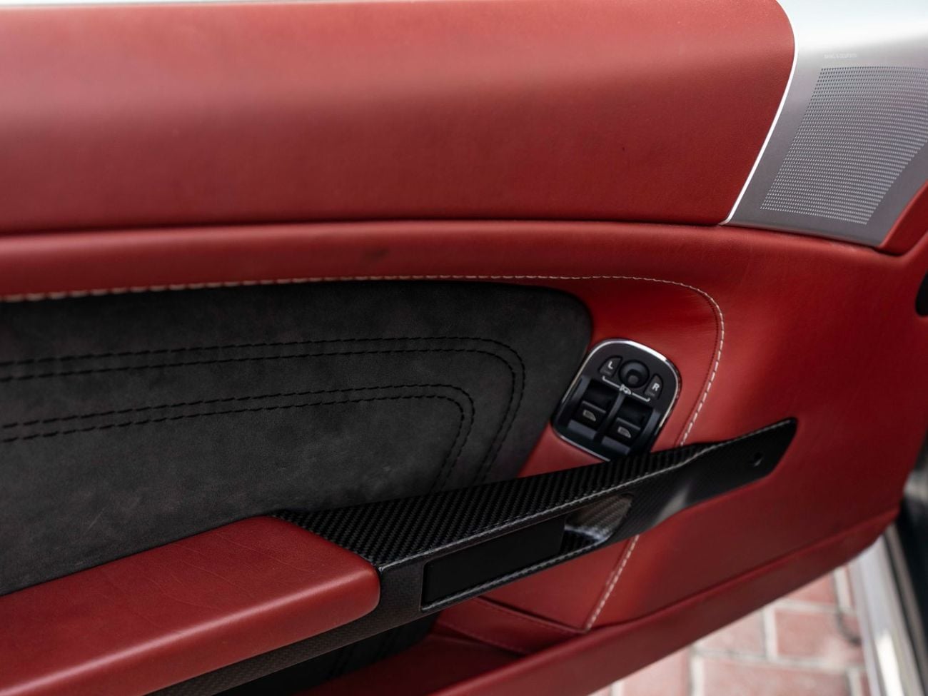 أستون مارتن DBS