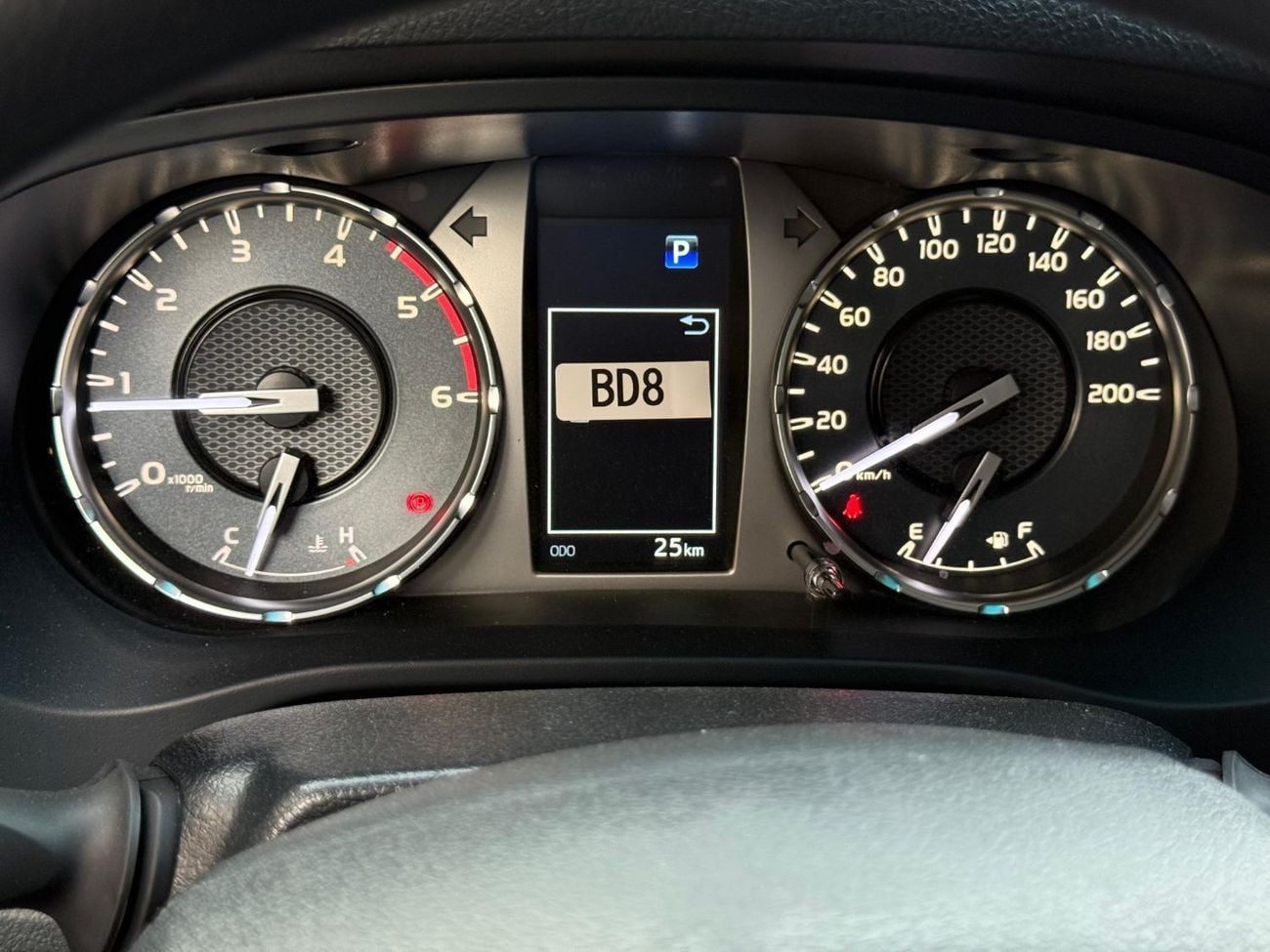 تويوتا هيلوكس Toyota Hilux 4x4 2.4L full Option automatic gearbox