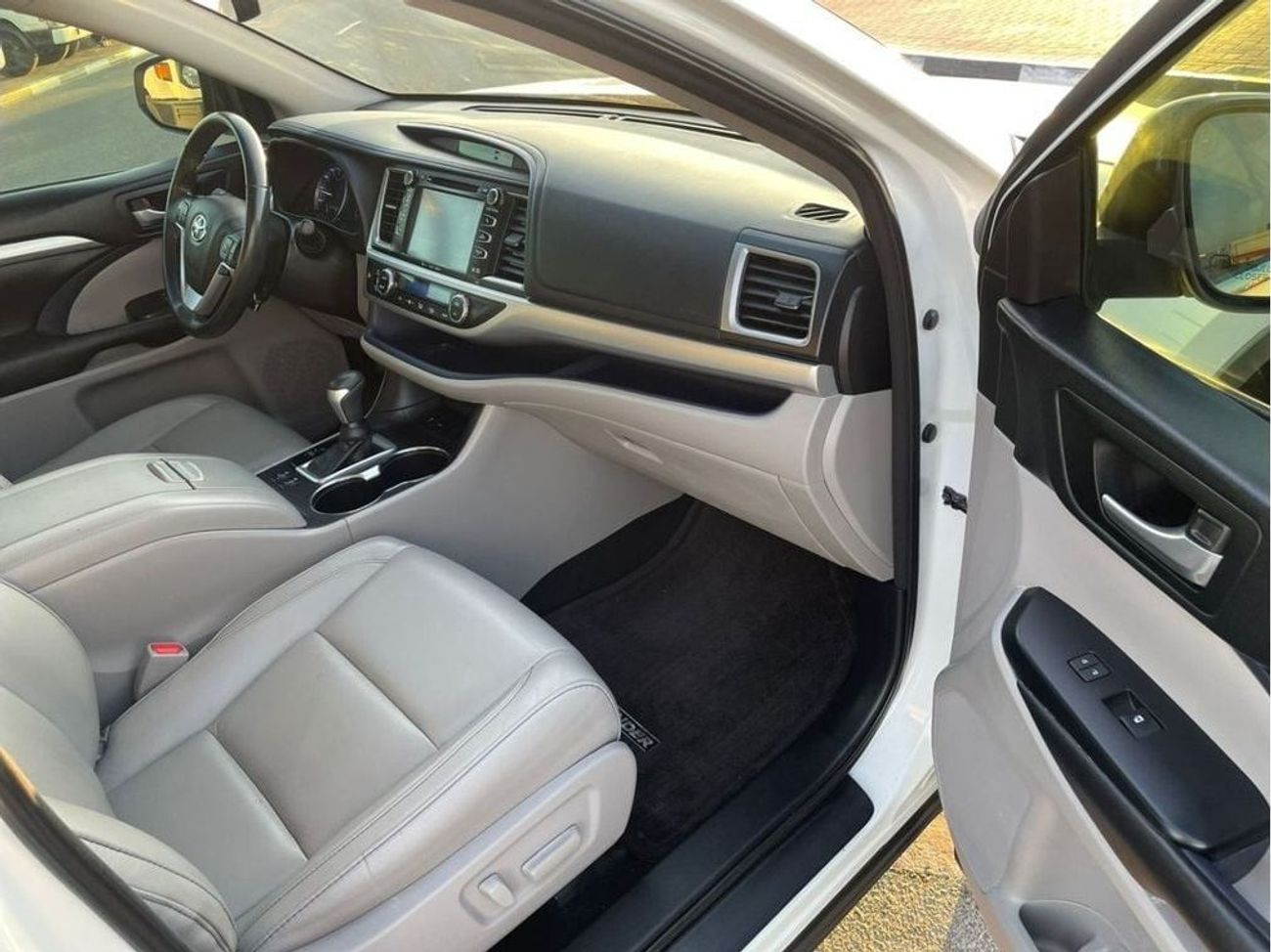 Toyota Highlander 2018 Toyota Highlander XLE 3.5L V6 Full Option Sunroof 7 Leather Seats - Radar & BSM Auto Trunk -