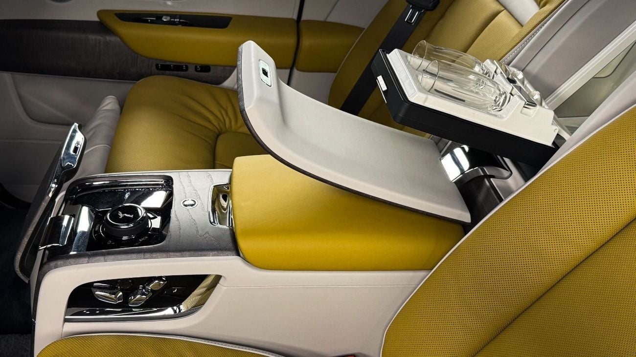 Rolls-Royce Cullinan Rolls Royce Cullinan Silver Badge - 2025 - Bespoke Color Edition