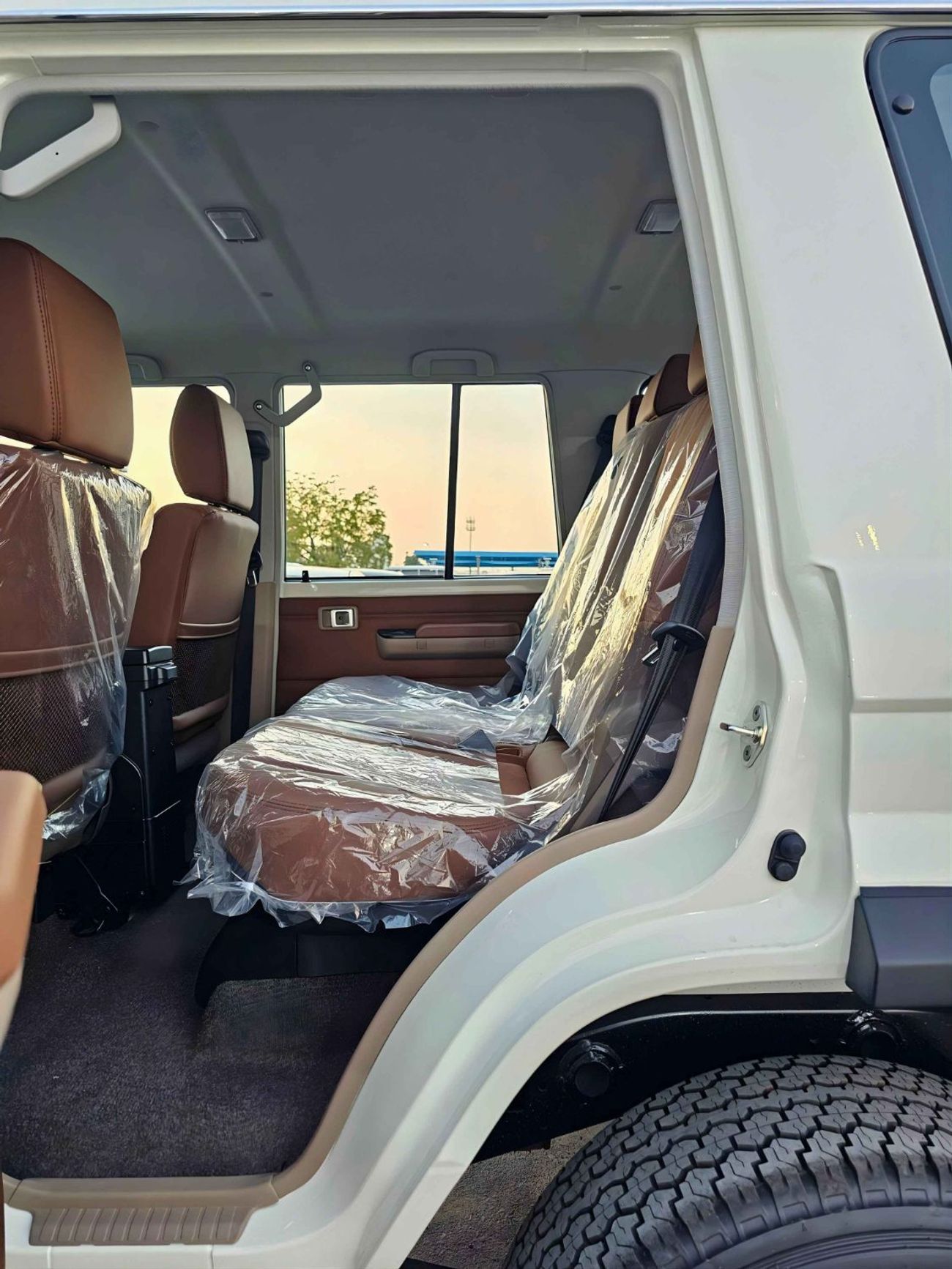 Toyota Land Cruiser 70 LX LC76 5 DOORS / 4.0L V6 PETROL A/T / LEATHER SEATS / DVD+CAMERA / PWR WINDOWS & LOCKS (CODE # H76P