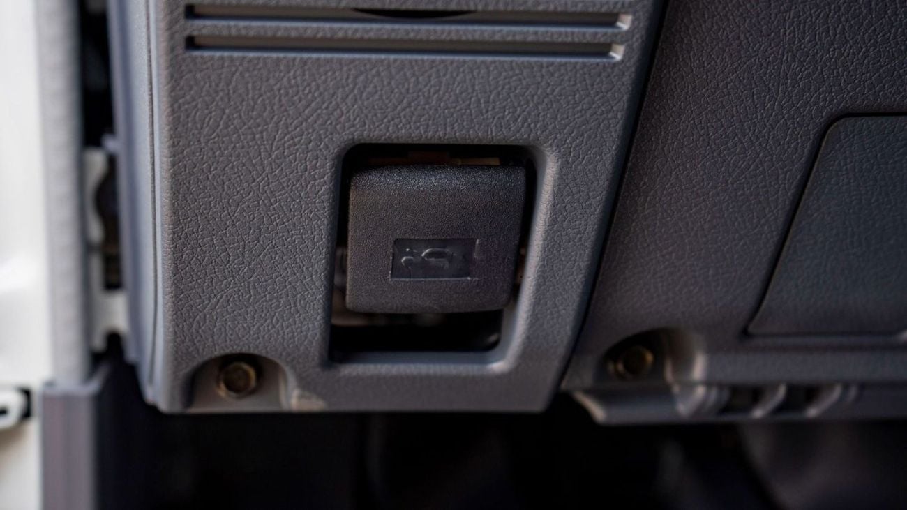 تويوتا لاند كروزر 70 LC78 4.2D MT MY2024 – WHITE