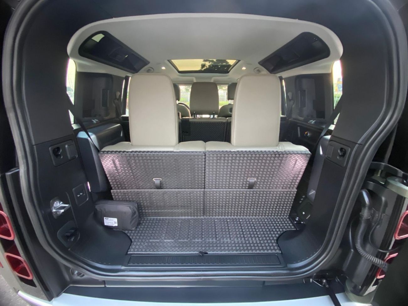 لاند روفر ديفندر 110 HSE P400 3.0L