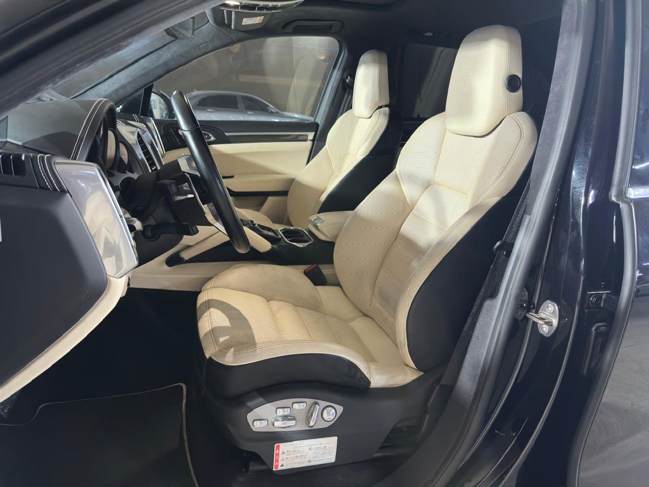 Porsche Cayenne Turbo S 4.8L (570 HP) 2016 | CARBON CERAMIC BRAKES (PCCB) | CARBON INTERIOR PACKAGE | SUNROOF