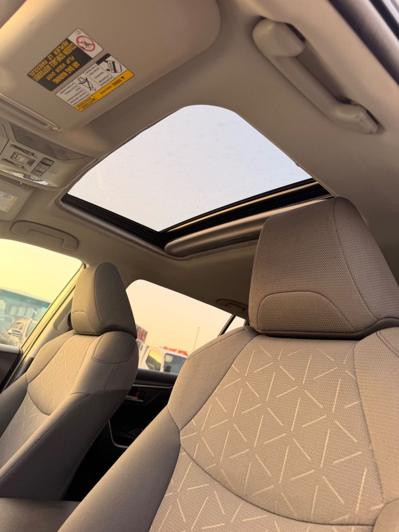 تويوتا راف ٤ XLE 4x4 Drive Full option/ sunroof, push start
