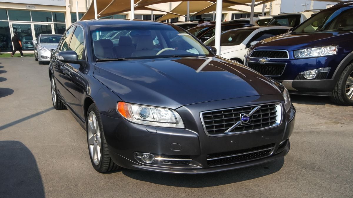 Volvo S80 V8 AWD for sale AED 28,000. Grey/Silver, 2008