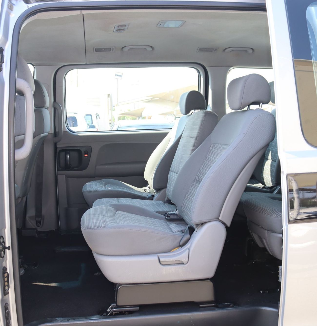 هيونداي H-1 هيونداى H-1موديل 2020 خليجى بدون حوادث  ممشى 123000 كم بمحرك 2.4Lعدد 12 مقعد بحاله ممتازه