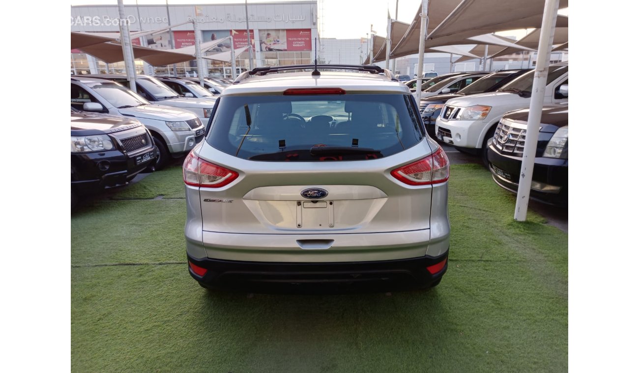 Ford Escape Gulf model 2014 silver color, fingerprint, cruise control, rear camera sensors, screen, in excellent