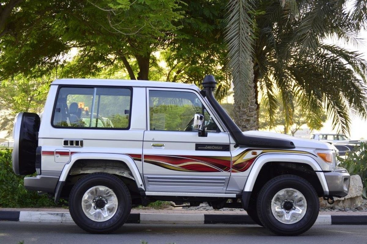 Toyota Land Cruiser 71 HARDTOP SHORT WHEEL BASE XTREME V6 4.0L PETROL 5