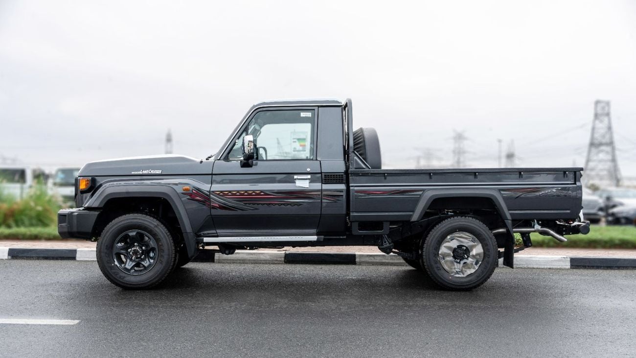 تويوتا لاند كروزر بيك آب 2026 Toyota Land Cruiser LC79 2.8L MT Diesel (Gray-Brown)