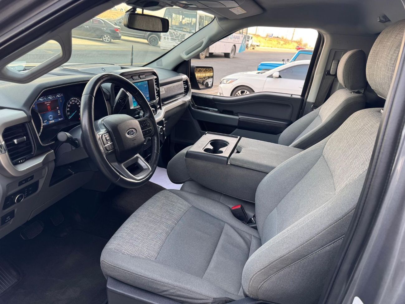 Ford F 150 XLT / 5.0 V8 4X4 / GCC / AGENCY WARRANTY AND SERVICE TILL 2027/ REMOTE START / RAPTOR FACELIFT